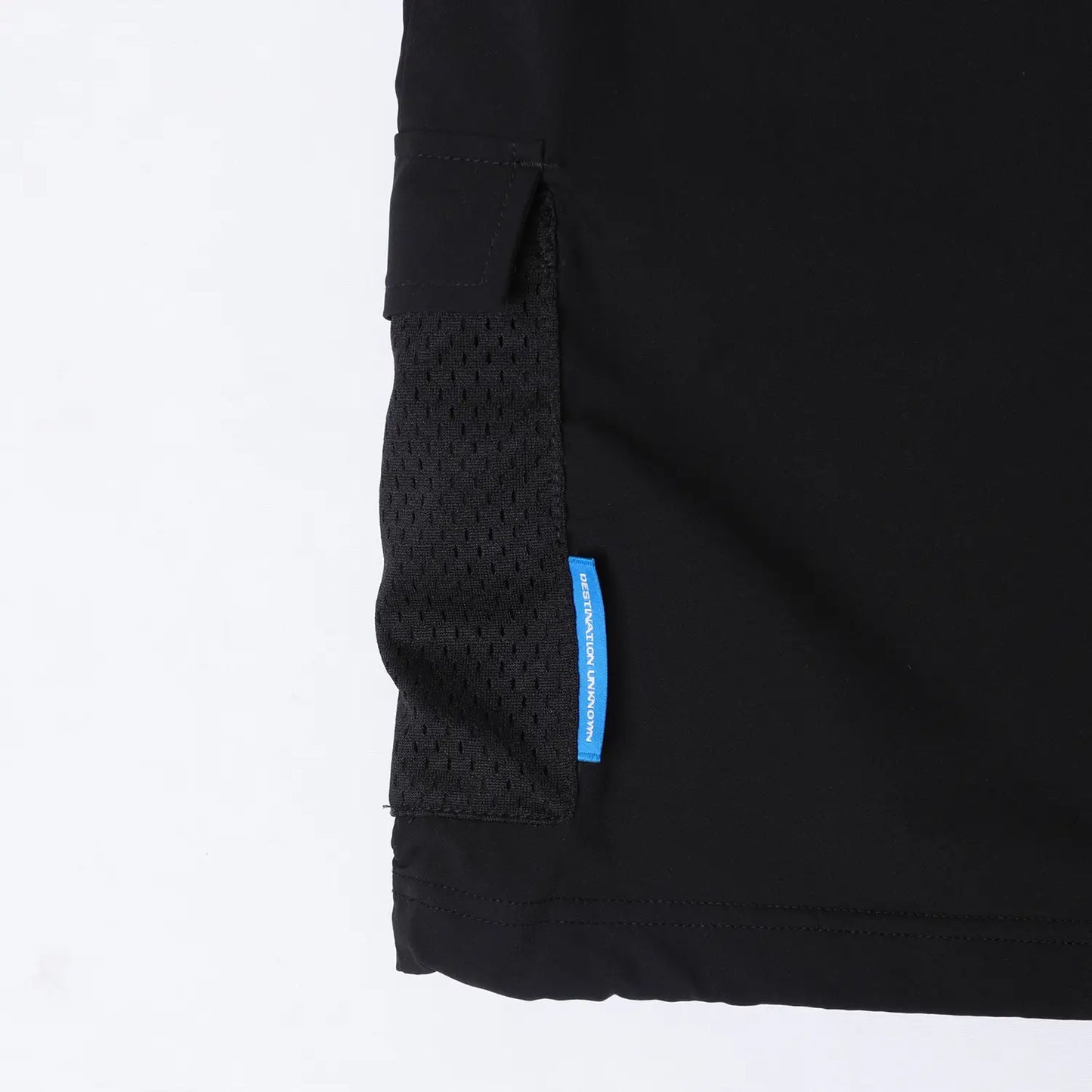 Liberaiders(リベレイダース)の撥水性のある4WAYストレッチ生地を使用したユーティリティTシャツ「4WAY STRETCH MULTI POCKET TEE」の BLACKカラーの側面下のブランドタグ写真