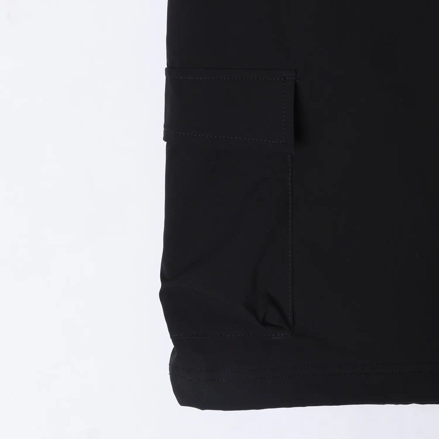 Liberaiders(リベレイダース)の撥水性のある4WAYストレッチ生地を使用したユーティリティTシャツ「4WAY STRETCH MULTI POCKET TEE」の BLACKカラーのサイドポケット写真