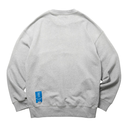 Liberaiders(リベレイダース)の肉厚な生地を使用したクルーネックスエット「HEAVY WEIGHT CREWNECK」のGREYカラーの背面からの写真