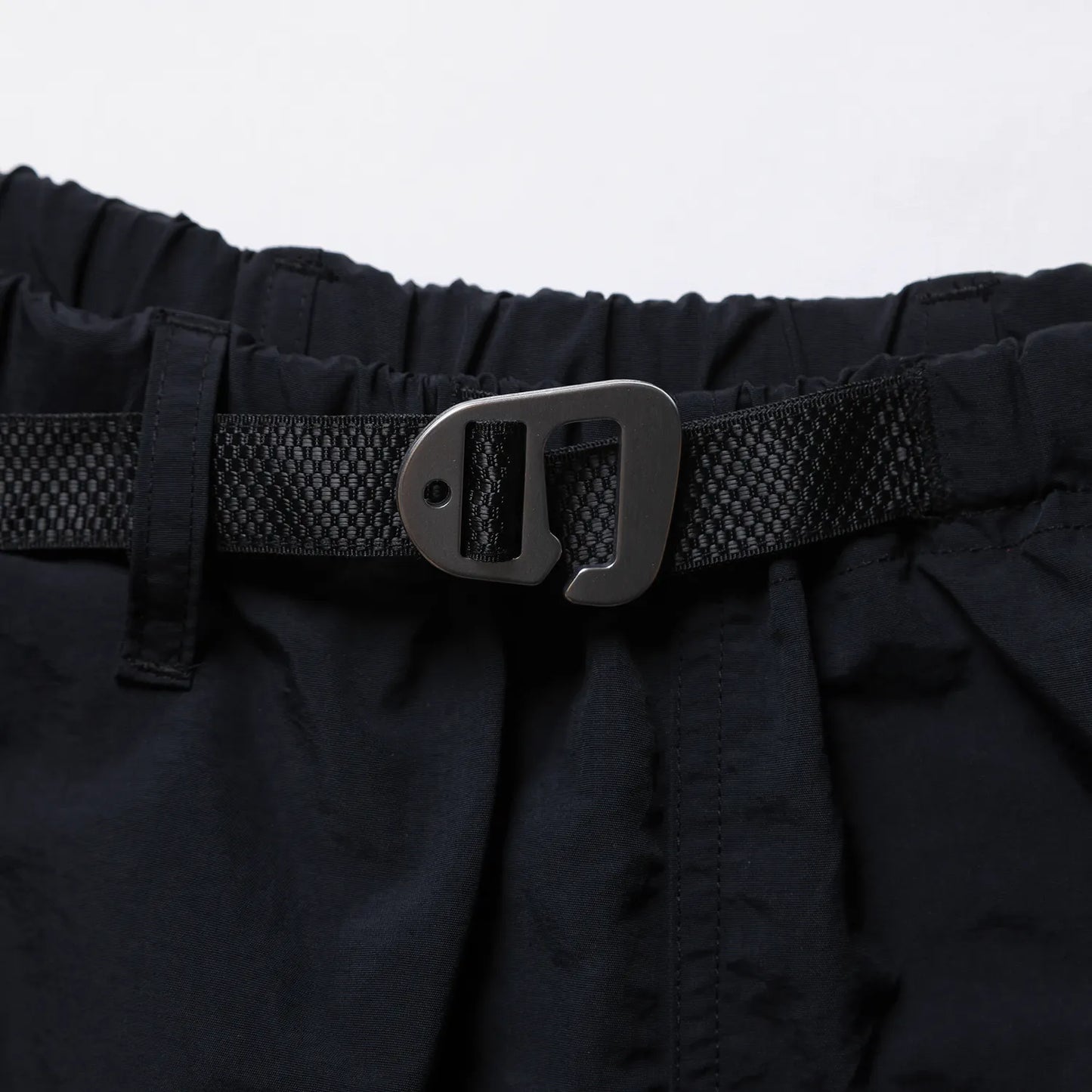 Liberaiders(リベレイダース)のナイロン製ショーツ「LR NYLON SHORTS」のBLACKカラーのウエスト部のアジャスターの写真