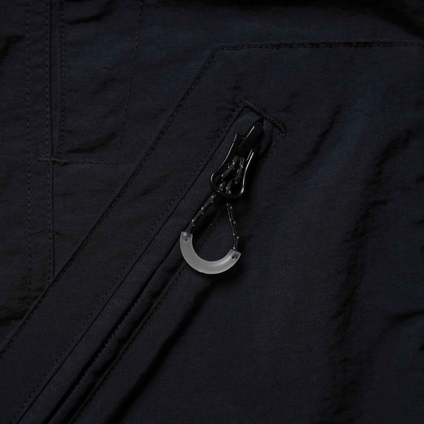 Liberaiders(リベレイダース)のナイロン製ショーツ「LR NYLON SHORTS」のBLACKカラーのポケットのジップ写真