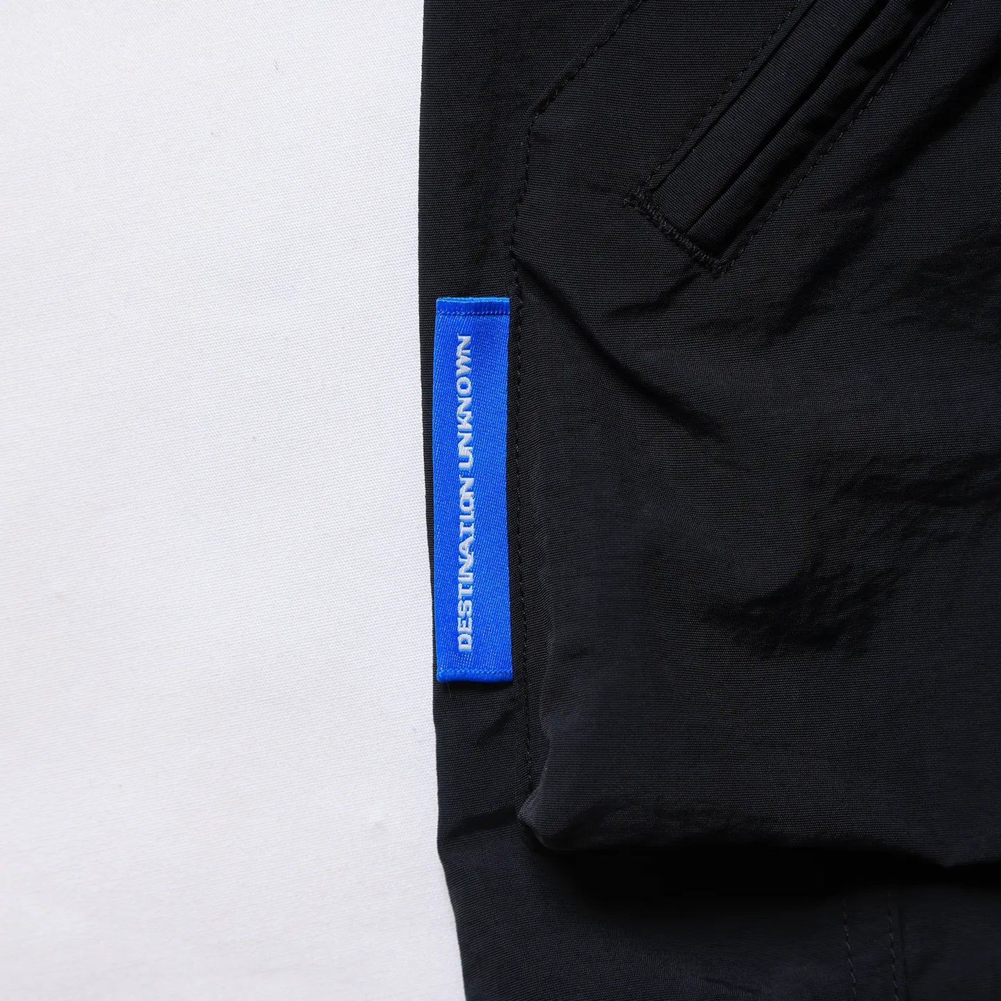 Liberaiders(リベレイダース)のナイロン製ショーツ「LR NYLON SHORTS」のBLACKカラーのブランドタグの写真