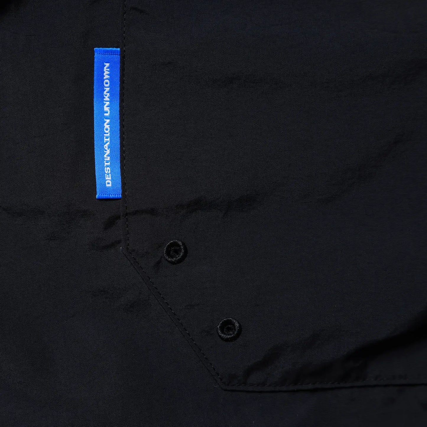 Liberaiders(リベレイダース)のサプレックスナイロン製のショーツ「SUPPLEX NYLON SHORTS」のBLACKカラーのバックポケットとブランドタグの写真
