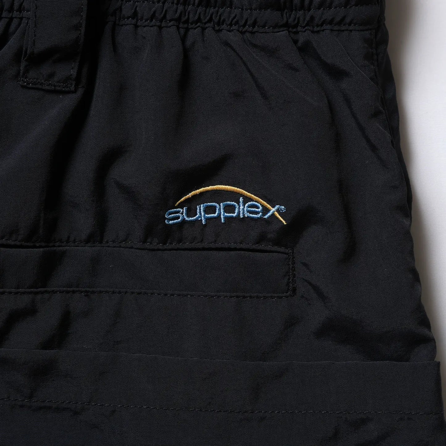 Liberaiders(リベレイダース)のサプレックスナイロン製のショーツ「SUPPLEX NYLON SHORTS」のBLACKカラーのsupplexの刺繍写真