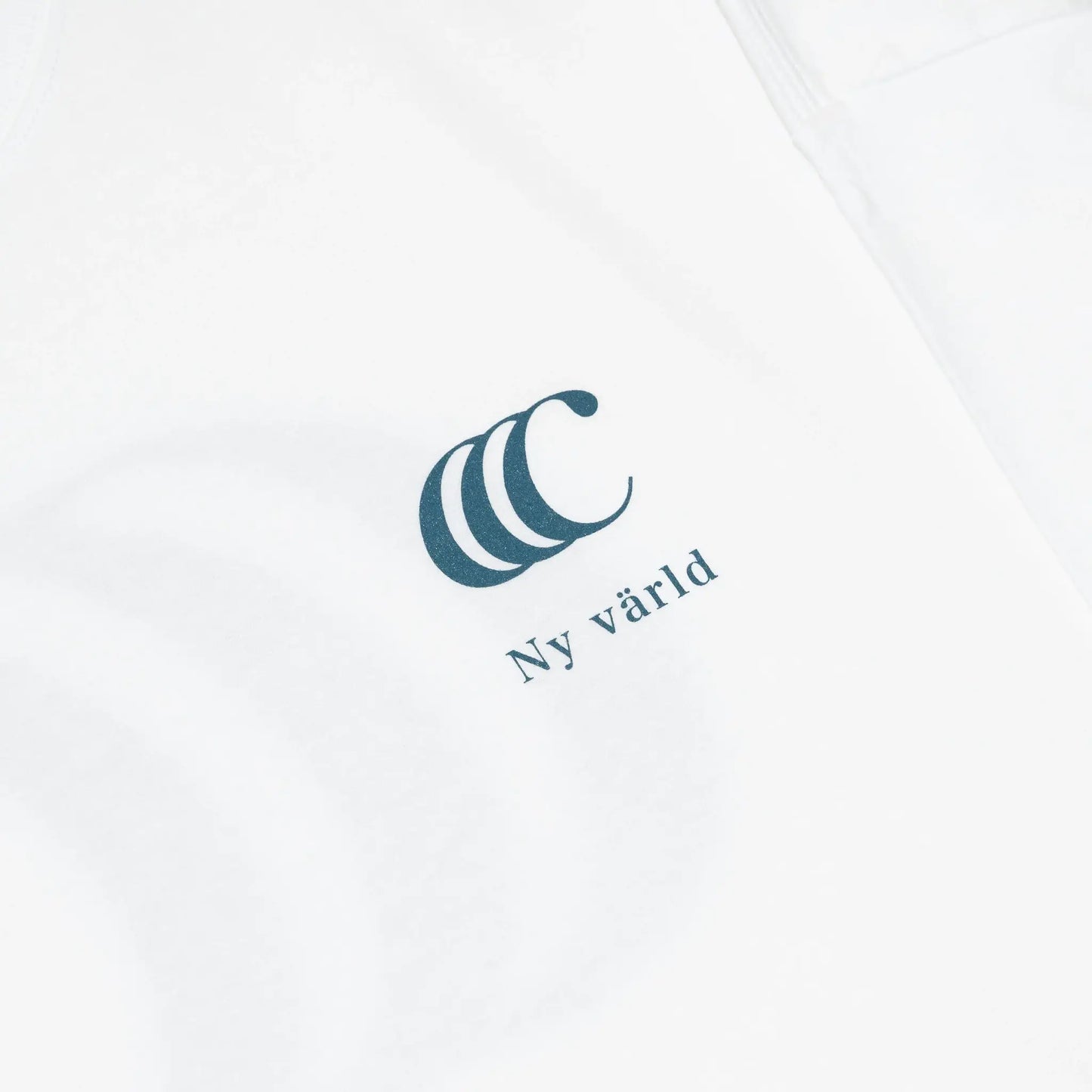 「CLUMSY PICTURES」のアイコン的デザインのロングスリーブTシャツ「LIMITED CCC L/S TEE」の「WHITE/OLD BLUE」カラーの正面左胸のデザイン写真