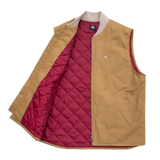 表地はコットンキャンバス、裏地にキルティングを配したMagenta(マジェンタ)のベスト「BUILD CANVAS VEST」のOCRAカラーの正面からレッドカラーの裏地を覗かせた商品写真