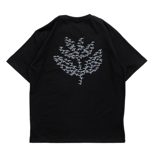 MAGENTA(マジェンタ)のTシャツ「MIGRATION S/S TEE」のBLACKカラーの背面からの商品写真