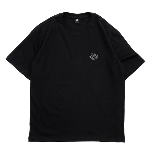 MAGENTA(マジェンタ)のTシャツ「MIGRATION S/S TEE」のBLACKカラーの正面からの商品写真