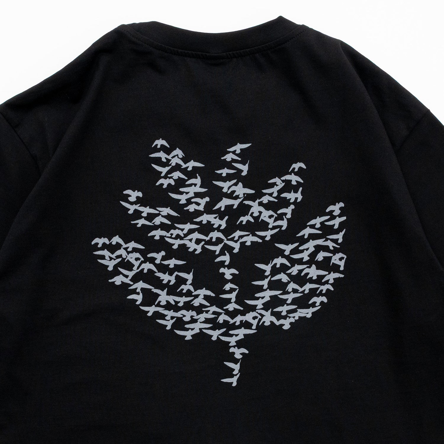 MAGENTA(マジェンタ)のTシャツ「MIGRATION S/S TEE」のBLACKカラーの背面のメイングラフィック写真