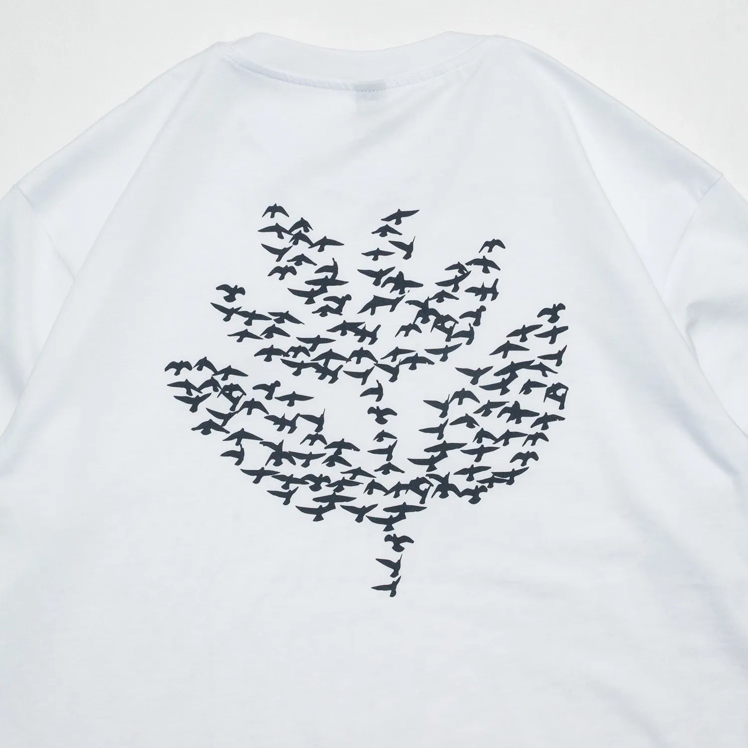 MAGENTA(マジェンタ)のTシャツ「MIGRATION S/S TEE」のWHITEカラーの背面のメイングラフィックの写真