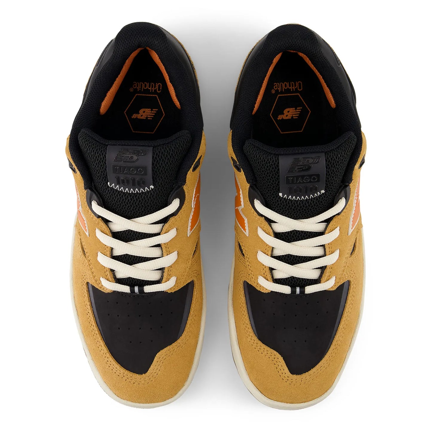TIAGO LEMOSの「New Balance Numeric(ニューバランスヌメリック)」のファーストシグネーチャーモデルのスケボー・スケートボードシューズニューカラーウェイ「NM1010LV」の左右を並べて上面からの商品写真