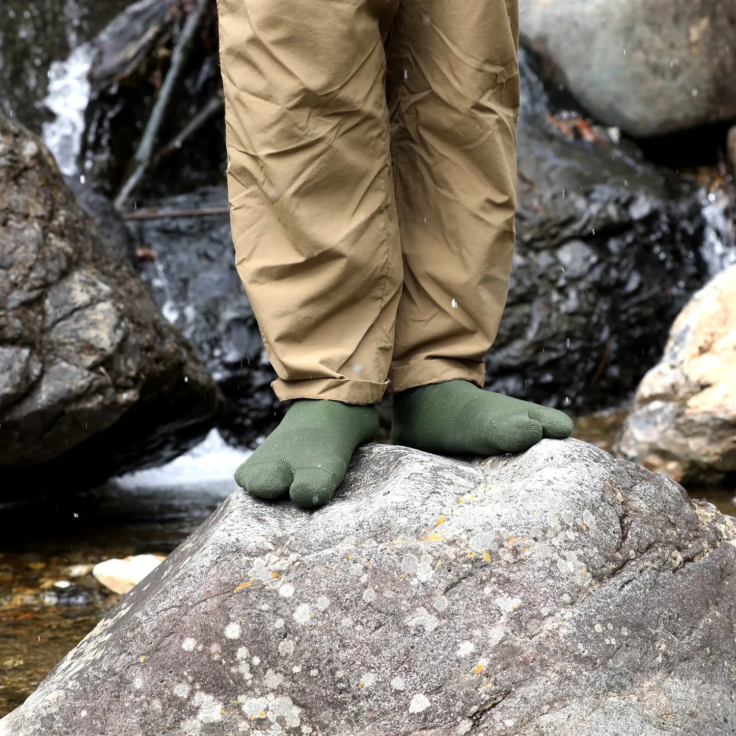 NODAL(ノーダル)のCOTTONとCORDURAナイロンの混紡ソックス「CORDURA 60/40 ANKLE SOCKS」のGREENカラーの着用写真