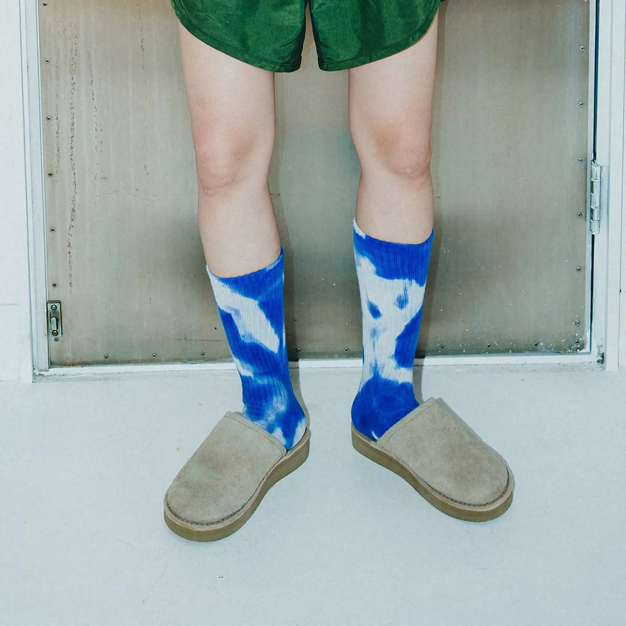 NODAL(ノーダル)の定番のLOGO SOCKSを職人の手染めでタイダイ加工したソックス「TIE DYE LOGO SOCKS」のBLUEカラーの正面からの着用写真