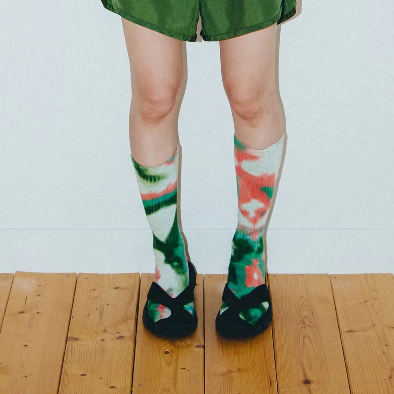 NODAL(ノーダル)のタイダイロングソックス「TIE DYE LONG SOCKS」のPINKカラーの着用写真