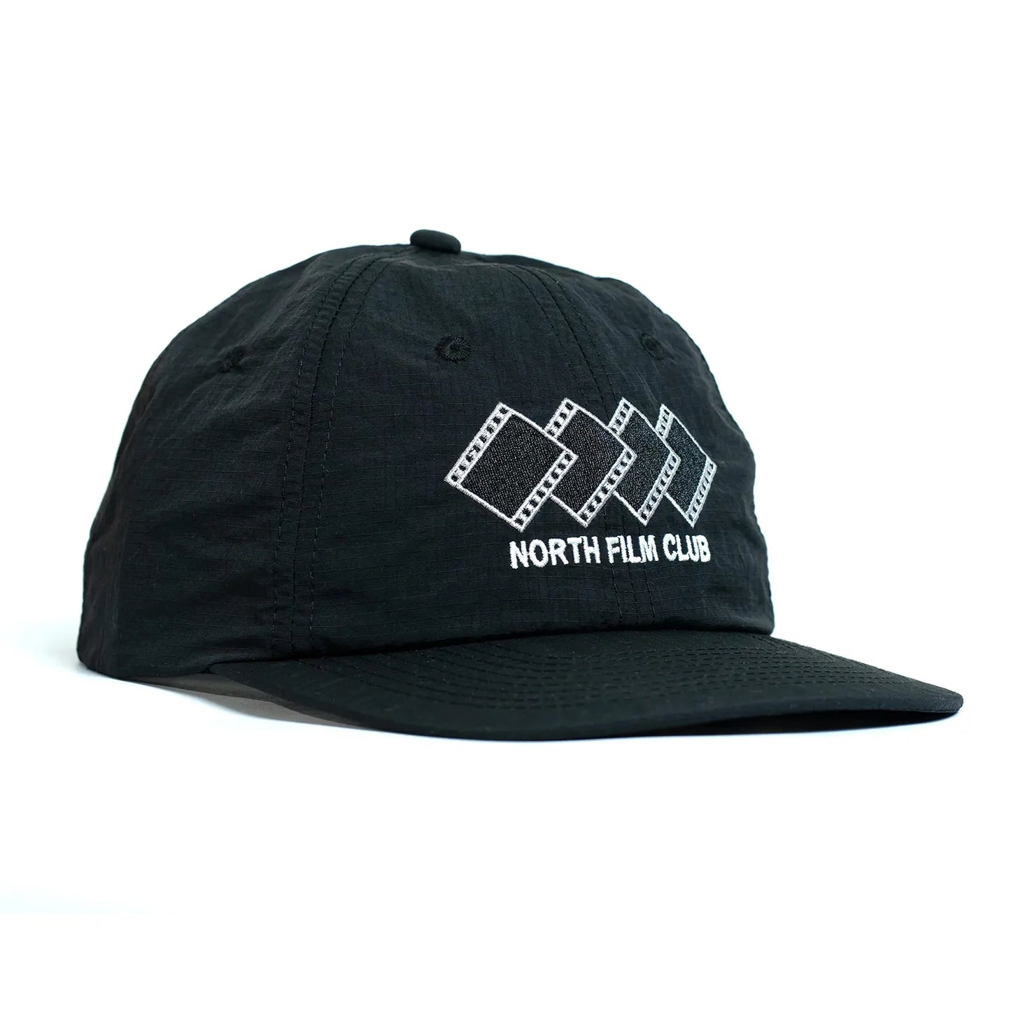 NORTH SKATE MAG(ノーススケートマグ)のリップストップナイロン性の6パネルキャップ「FILM CLUB RIPSTOP CAP」のBLACKカラーの斜め右正面からの写真
