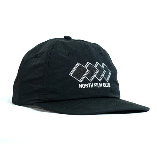 NORTH SKATE MAG(ノーススケートマグ)のリップストップナイロン性の6パネルキャップ「FILM CLUB RIPSTOP CAP」のBLACKカラーの斜め右正面からの写真