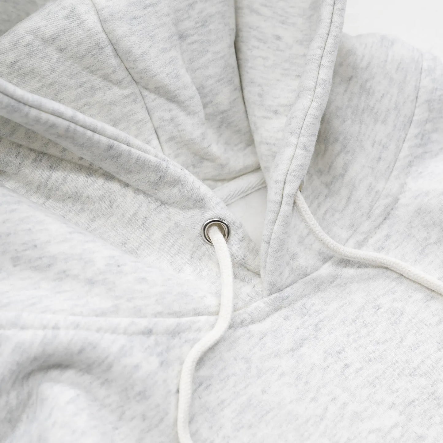 NORTH SKATE MAG(ノーススケートマグ)のフロントにデザインが刺繍で入る肉厚なパーカー「FILM CLUB HOODIE」のASHカラーの襟元の写真