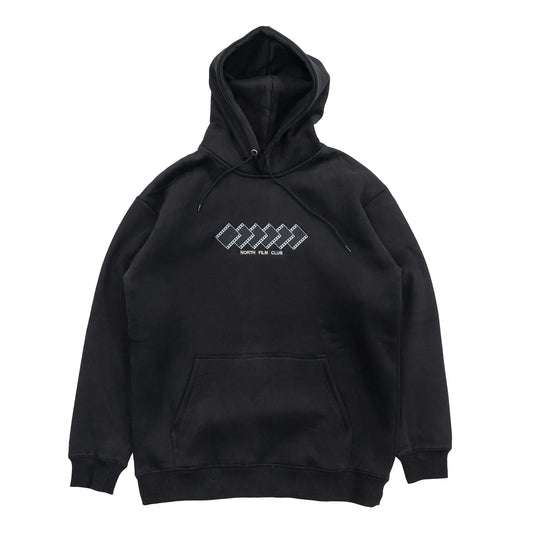 NORTH SKATE MAG(ノーススケートマグ)のフロントにデザインが刺繍で入る肉厚なパーカー「FILM CLUB HOODIE」のBLACKカラーの正面からの商品写真