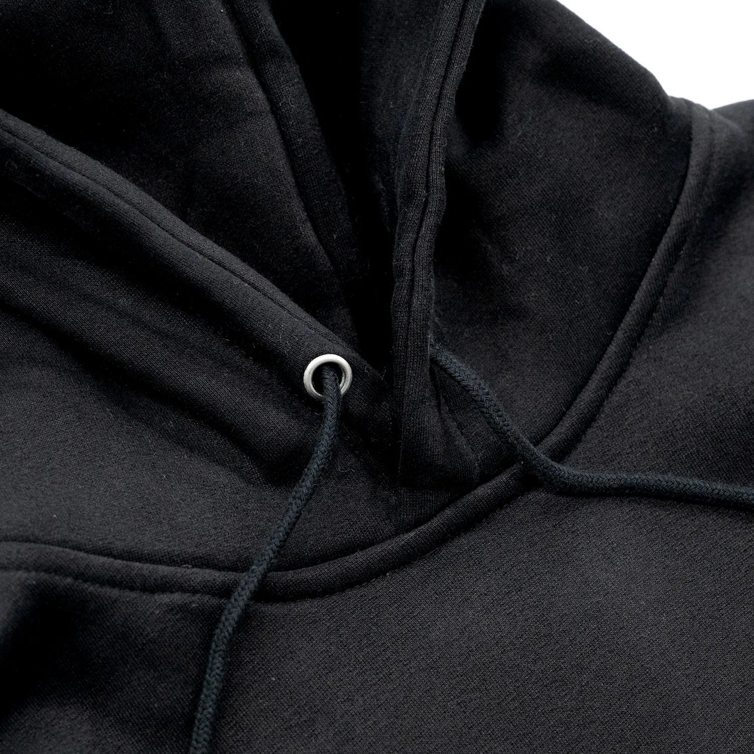 NORTH SKATE MAG(ノーススケートマグ)のフロントにデザインが刺繍で入る肉厚なパーカー「FILM CLUB HOODIE」のBLACKカラーの襟元の写真