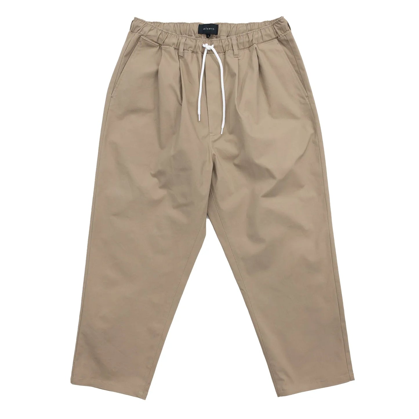 CLUMSY PICTURES(クラムジー)の大定番チノをイージーパンツ仕様に作り変えた「2 PLEATS RELAXED EASY PANTS」のBEIGEカラーの正面からの写真