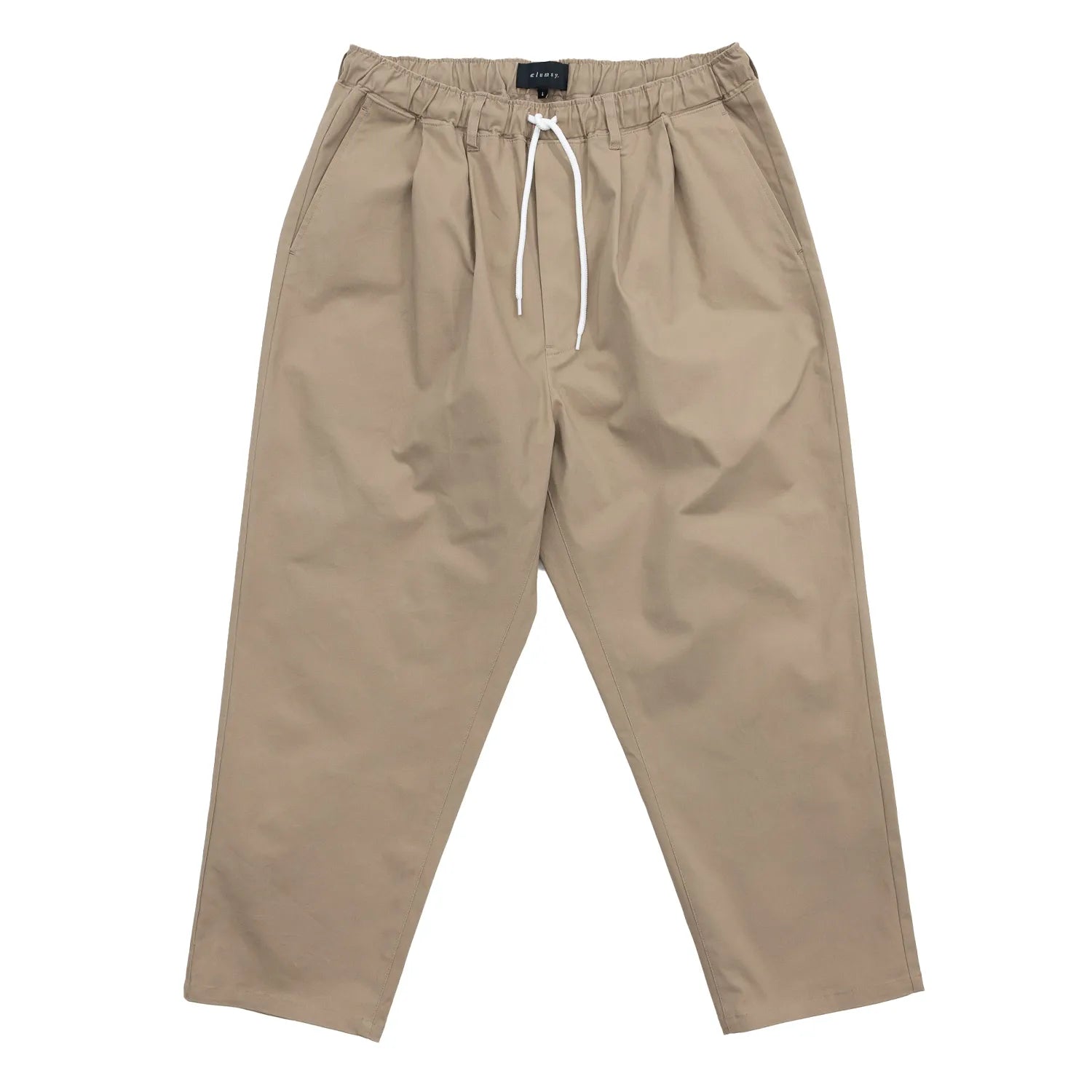CLUMSY PICTURES(クラムジー)の大定番チノをイージーパンツ仕様に作り変えた「2 PLEATS RELAXED EASY PANTS」のBEIGEカラーの正面からの写真