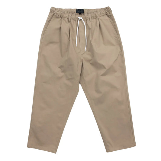CLUMSY PICTURES(クラムジー)の大定番チノをイージーパンツ仕様に作り変えた「2 PLEATS RELAXED EASY PANTS」のBEIGEカラーの正面からの写真