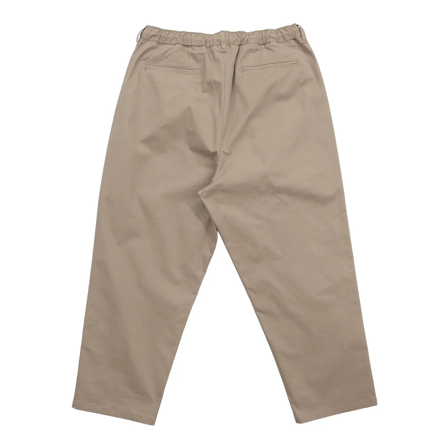 CLUMSY PICTURES(クラムジー)の大定番チノをイージーパンツ仕様に作り変えた「2 PLEATS RELAXED EASY PANTS」のBEIGEカラーの背面からの写真