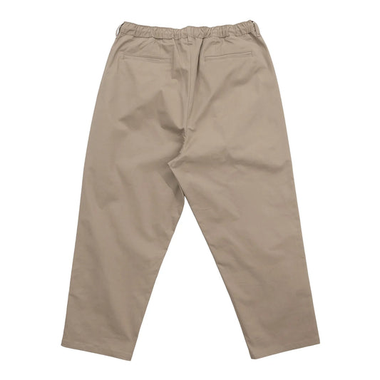 CLUMSY PICTURES(クラムジー)の大定番チノをイージーパンツ仕様に作り変えた「2 PLEATS RELAXED EASY PANTS」のBEIGEカラーの背面からの写真
