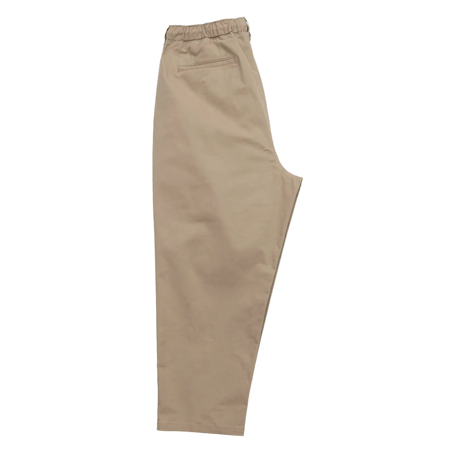 CLUMSY PICTURES(クラムジー)の大定番チノをイージーパンツ仕様に作り変えた「2 PLEATS RELAXED EASY PANTS」のBEIGEカラーの側面からの写真