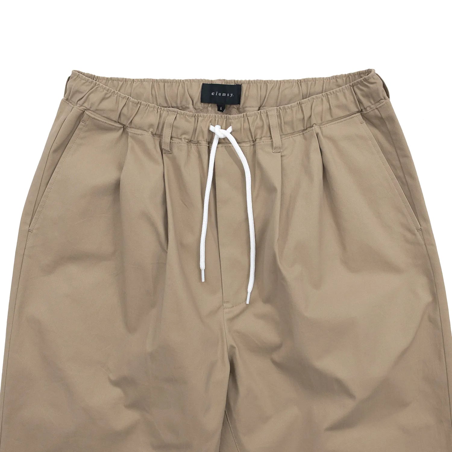 CLUMSY PICTURES(クラムジー)の大定番チノをイージーパンツ仕様に作り変えた「2 PLEATS RELAXED EASY PANTS」のBEIGEカラーのウエスト周りの写真