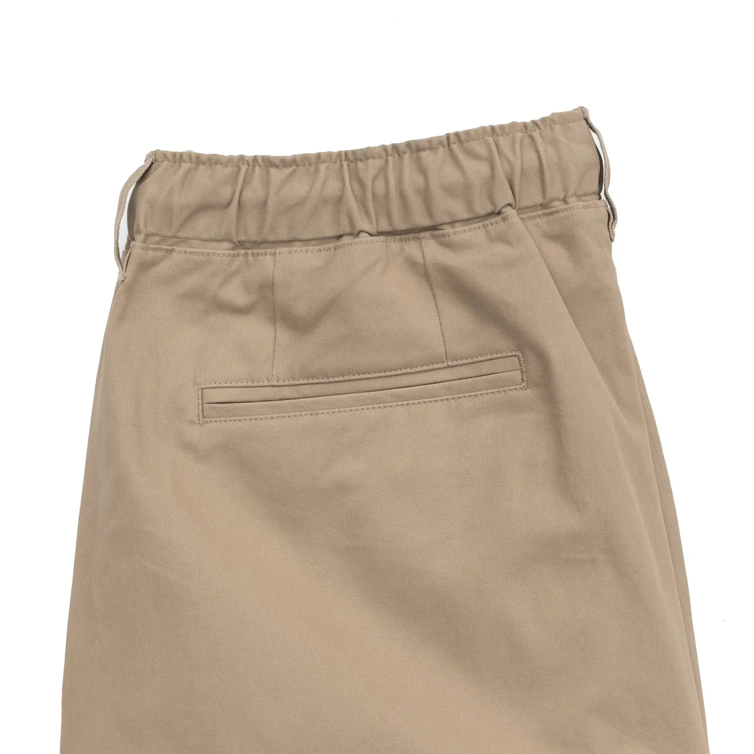 CLUMSY PICTURES(クラムジー)の大定番チノをイージーパンツ仕様に作り変えた「2 PLEATS RELAXED EASY PANTS」のBEIGEカラーのバックポケットの写真