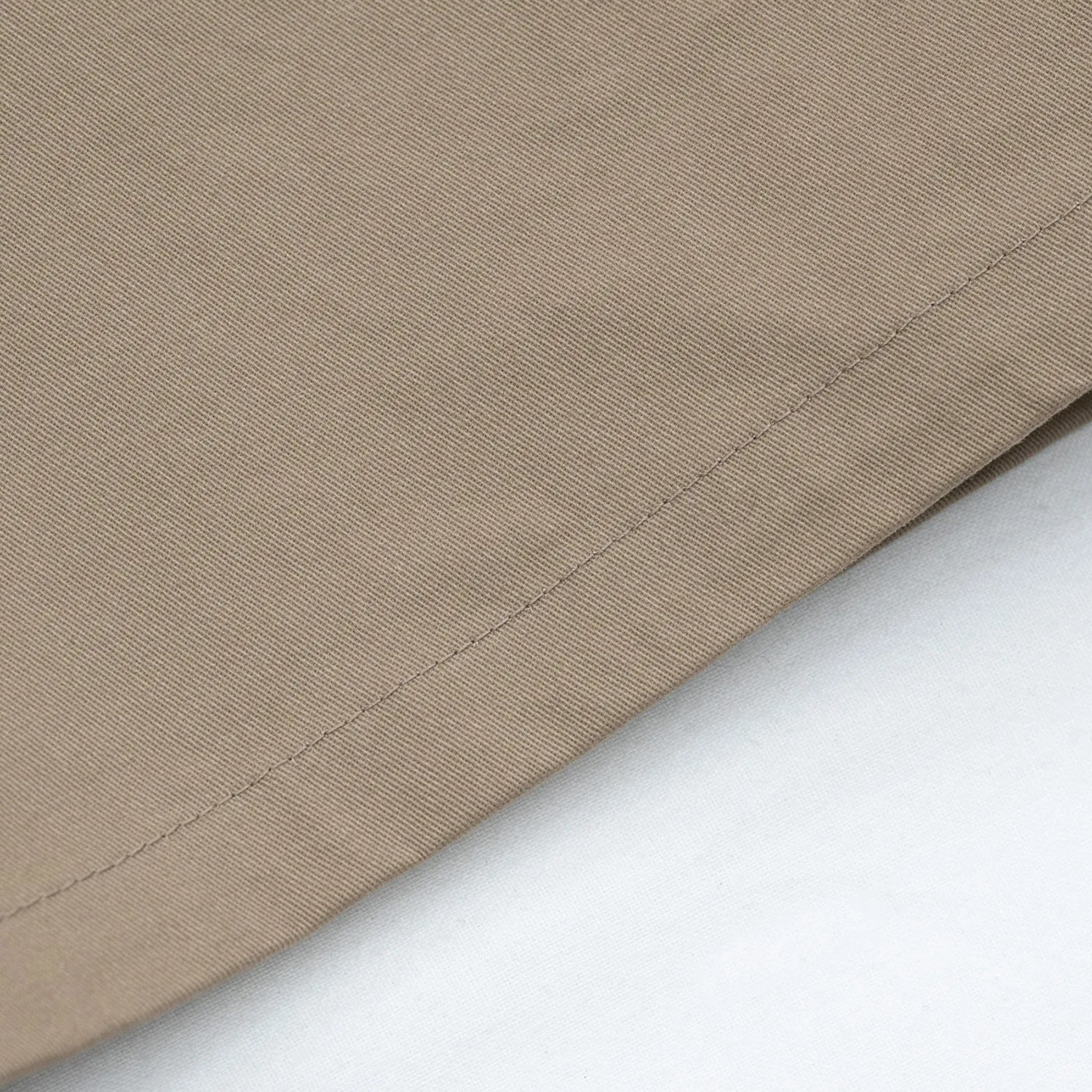 CLUMSY PICTURES(クラムジー)の大定番チノをイージーパンツ仕様に作り変えた「2 PLEATS RELAXED EASY PANTS」のBEIGEカラーのパンツ裾の写真