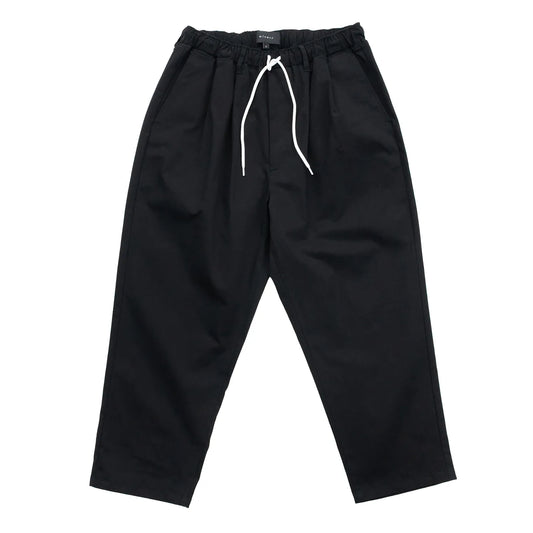 CLUMSY PICTURES(クラムジー)の大定番チノをイージーパンツ仕様に作り変えた「2 PLEATS RELAXED EASY PANTS」のBLACKカラーの正面からの写真