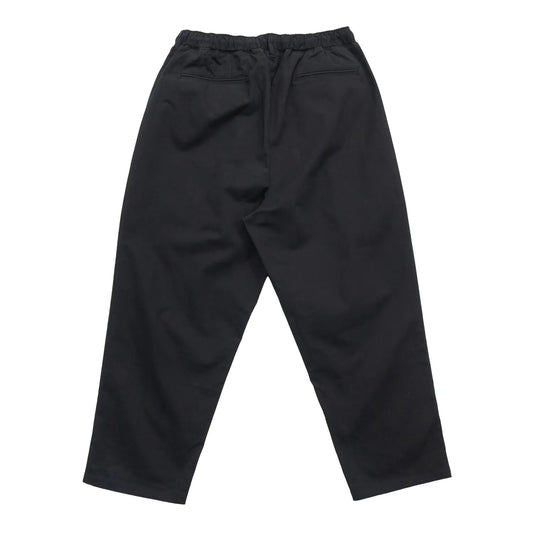 CLUMSY PICTURES(クラムジー)の大定番チノをイージーパンツ仕様に作り変えた「2 PLEATS RELAXED EASY PANTS」のBLACKカラーの背面からの写真