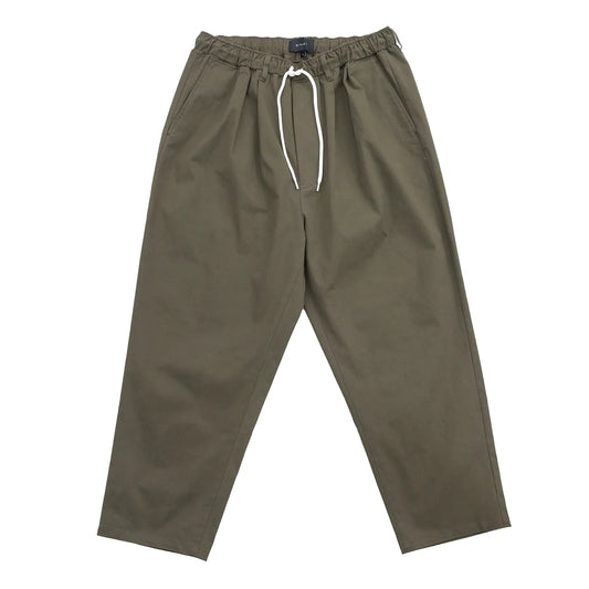 CLUMSY PICTURES(クラムジー)の大定番チノをイージーパンツ仕様に作り変えた「2 PLEATS RELAXED EASY PANTS」のOLIVE BROWNカラーの正面からの写真