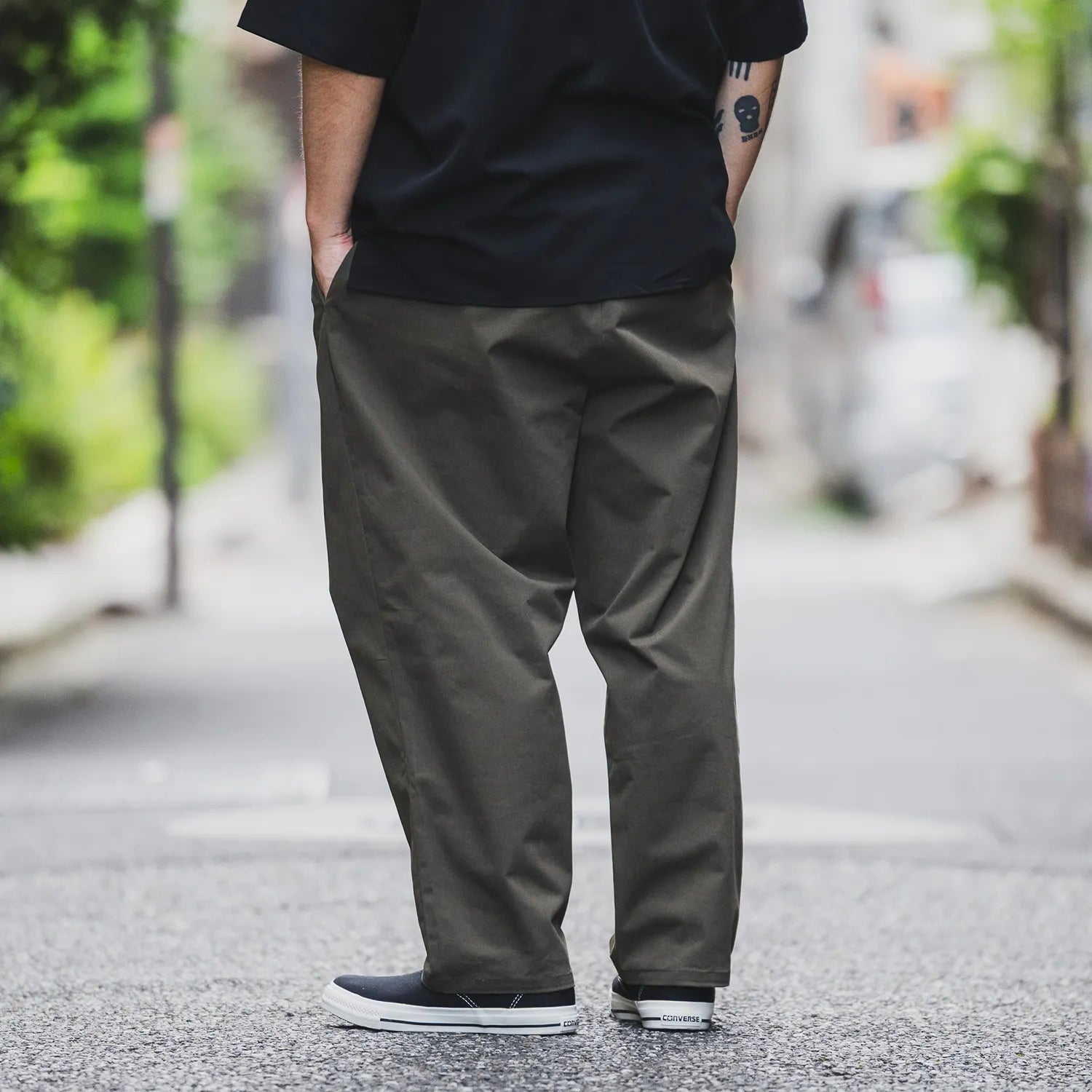 clumsy.Pictures(クラムジー)の傑作チノパンをイージーパンツタイプに作り替えた「2 PLEATS RELAXED EASY PANTS」の「OLIVE BROWN」カラーの背面からの着用写真