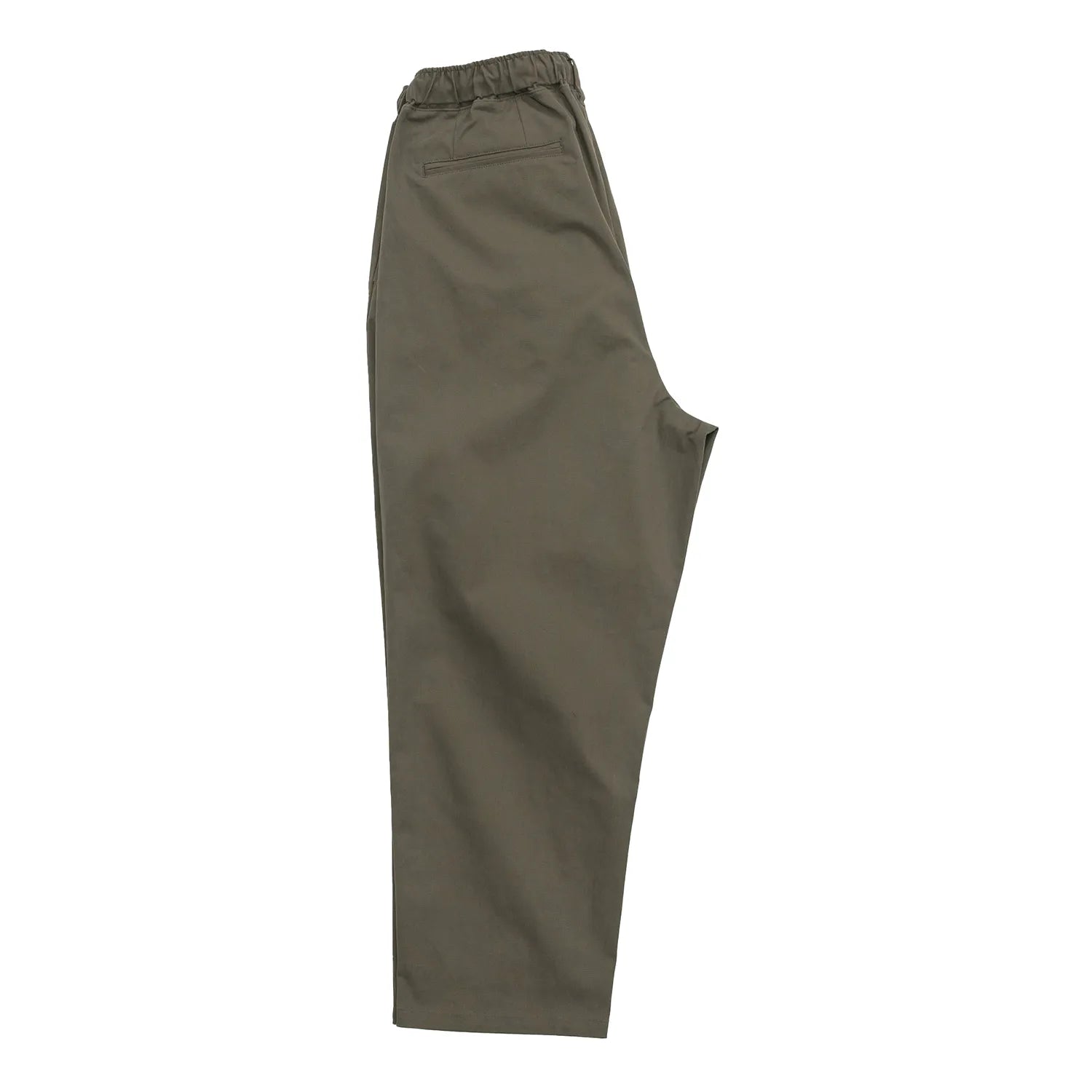 CLUMSY PICTURES(クラムジー)の大定番チノをイージーパンツ仕様に作り変えた「2 PLEATS RELAXED EASY PANTS」のOLIVE BROWNカラーの側面からの写真