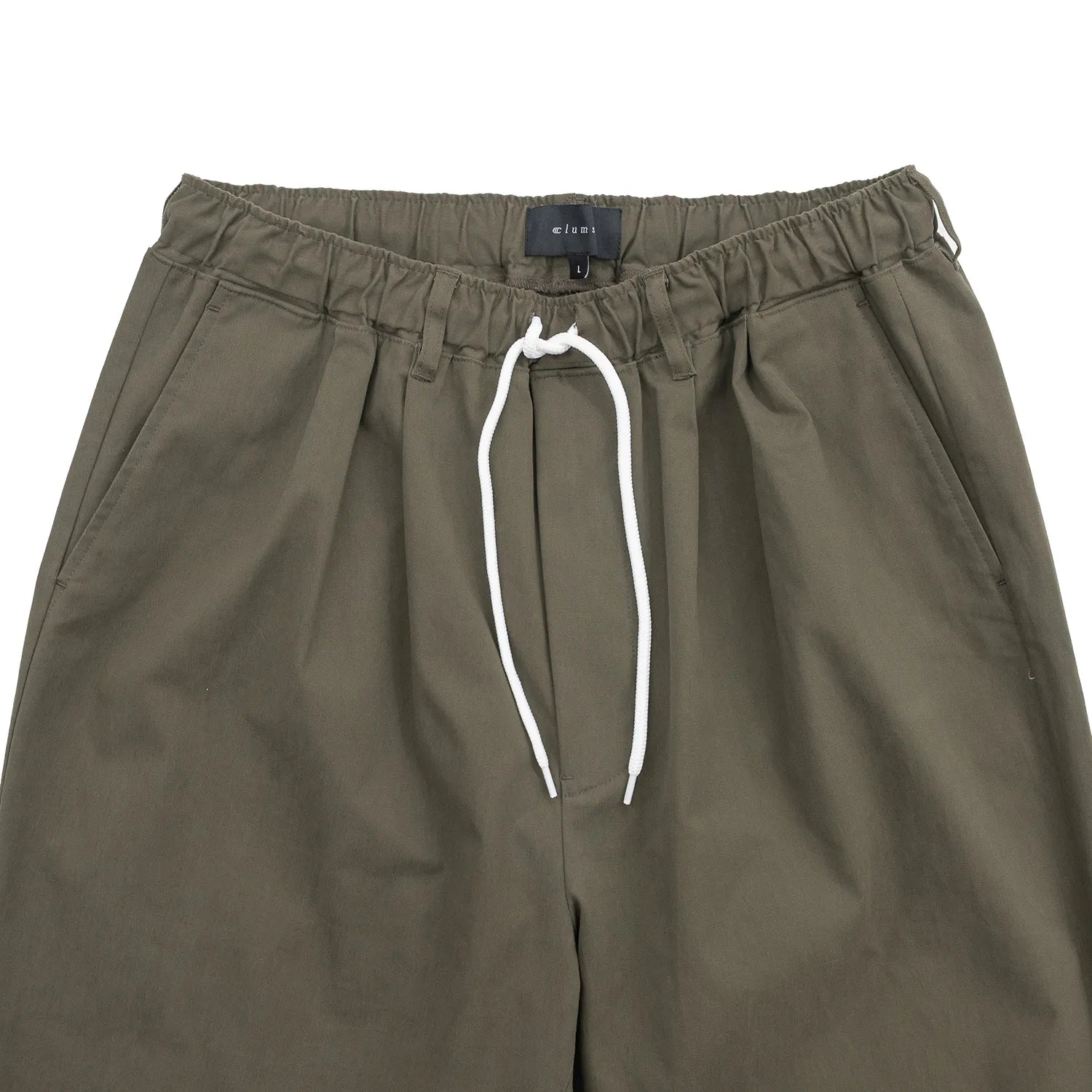 CLUMSY PICTURES(クラムジー)の大定番チノをイージーパンツ仕様に作り変えた「2 PLEATS RELAXED EASY PANTS」のOLIVE BROWNカラーのウエスト周りの写真