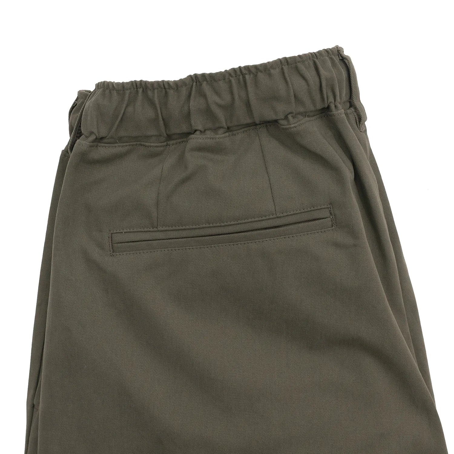 CLUMSY PICTURES(クラムジー)の大定番チノをイージーパンツ仕様に作り変えた「2 PLEATS RELAXED EASY PANTS」のOLIVE BROWNカラーのバックポケットの写真