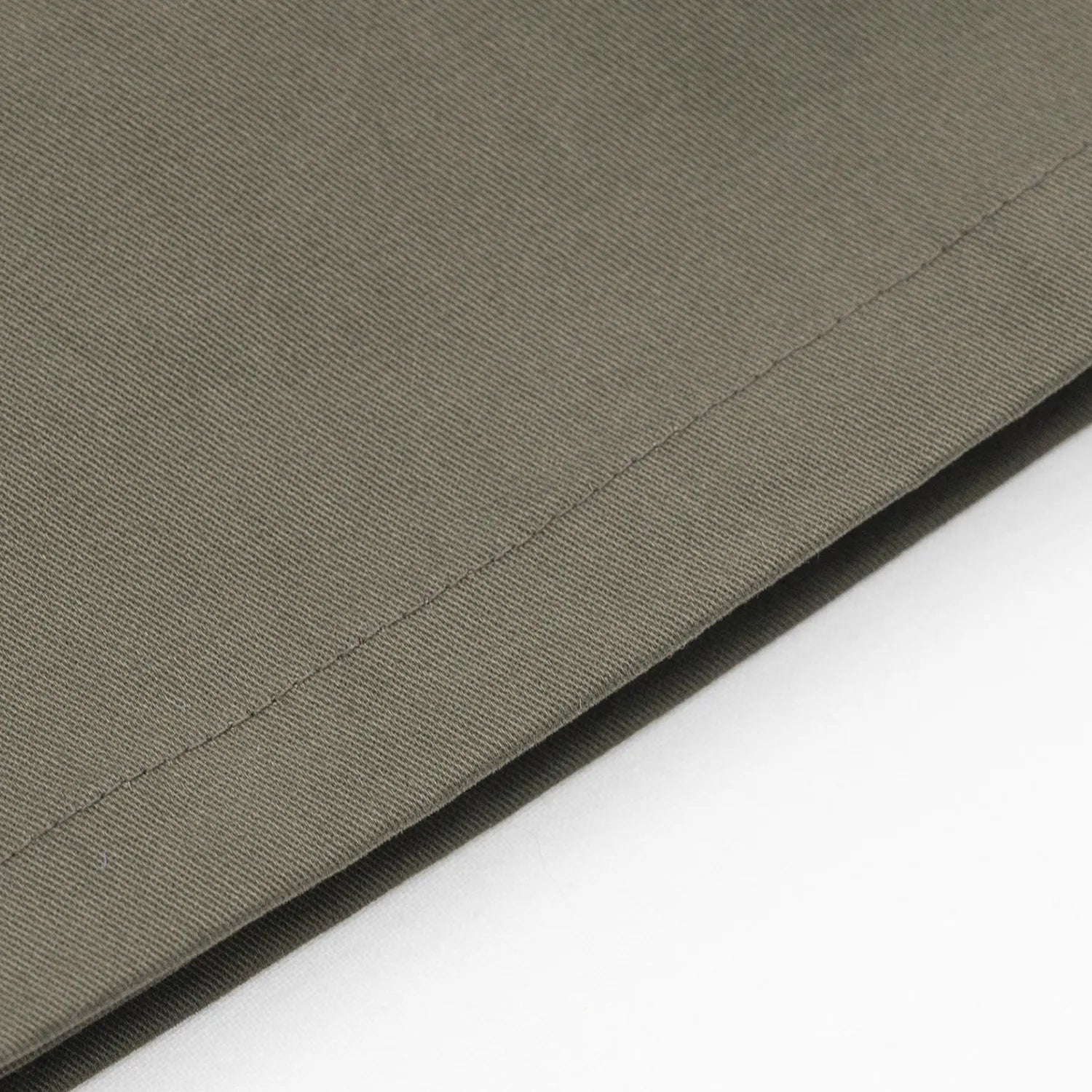 CLUMSY PICTURES(クラムジー)の大定番チノをイージーパンツ仕様に作り変えた「2 PLEATS RELAXED EASY PANTS」のOLIVE BROWNカラーのパンツ裾の写真