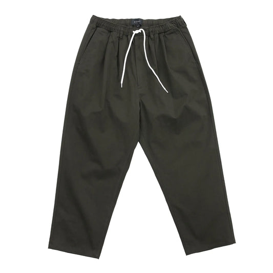 CLUMSY PICTURES(クラムジー)の大定番チノをイージーパンツ仕様に作り変えた「2 PLEATS RELAXED EASY PANTS」のSEPIAカラーの正面からの写真
