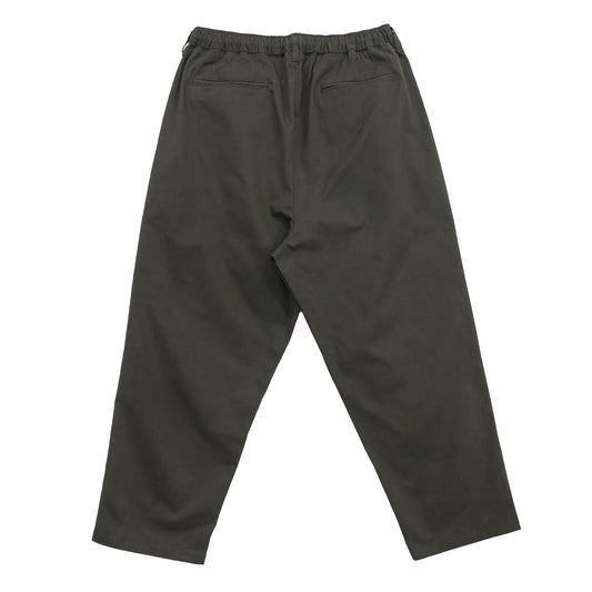 CLUMSY PICTURES(クラムジー)の大定番チノをイージーパンツ仕様に作り変えた「2 PLEATS RELAXED EASY PANTS」のSEPIAカラーの背面からの写真