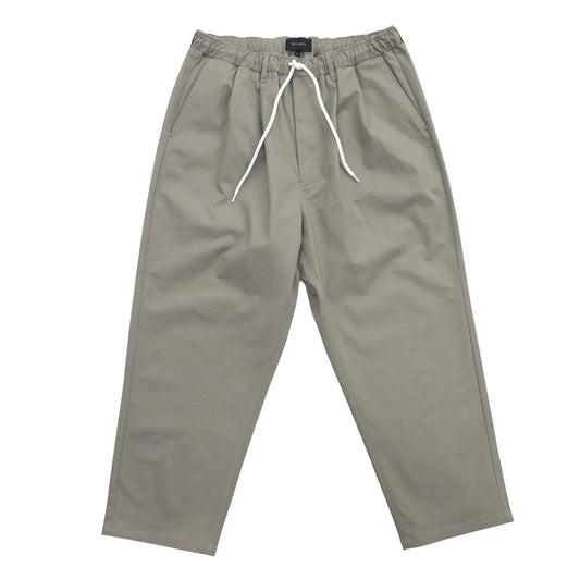 CLUMSY PICTURES(クラムジー)の大定番チノをイージーパンツ仕様に作り変えた「2 PLEATS RELAXED EASY PANTS」のSLATE GREYカラーの正面からの写真