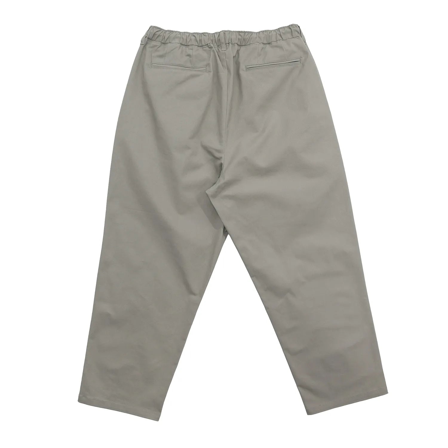 CLUMSY PICTURES(クラムジー)の大定番チノをイージーパンツ仕様に作り変えた「2 PLEATS RELAXED EASY PANTS」のSLATE GREYカラーの背面からの写真