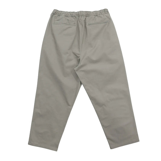 CLUMSY PICTURES(クラムジー)の大定番チノをイージーパンツ仕様に作り変えた「2 PLEATS RELAXED EASY PANTS」のSLATE GREYカラーの背面からの写真