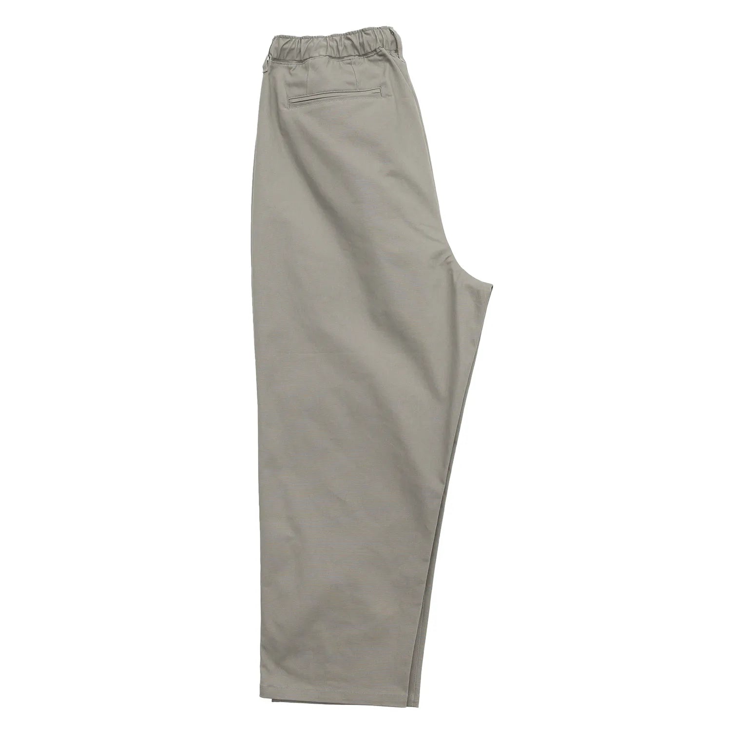 CLUMSY PICTURES(クラムジー)の大定番チノをイージーパンツ仕様に作り変えた「2 PLEATS RELAXED EASY PANTS」のSLATE GREYカラーの側面からの写真