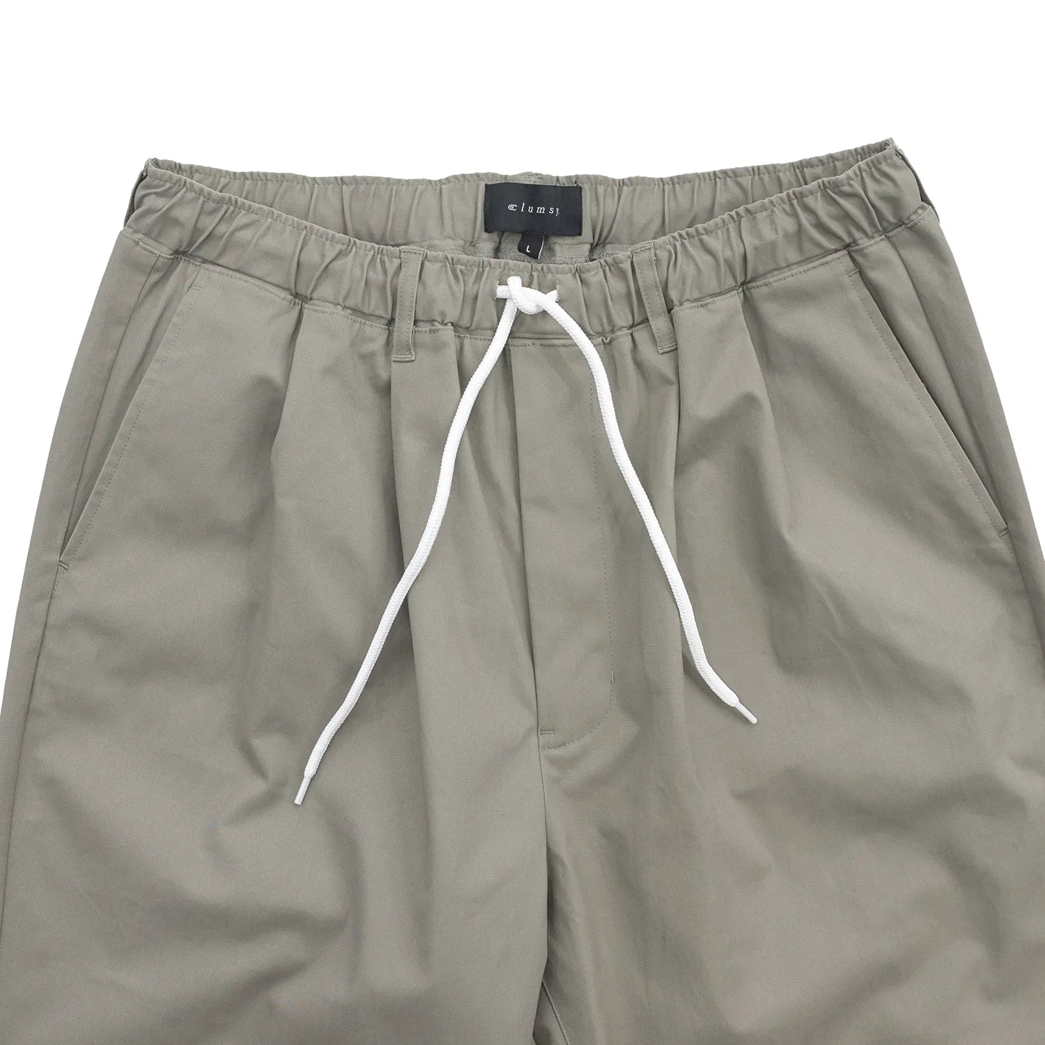 CLUMSY PICTURES(クラムジー)の大定番チノをイージーパンツ仕様に作り変えた「2 PLEATS RELAXED EASY PANTS」のSLATE GREYカラーのウエスト周りの写真