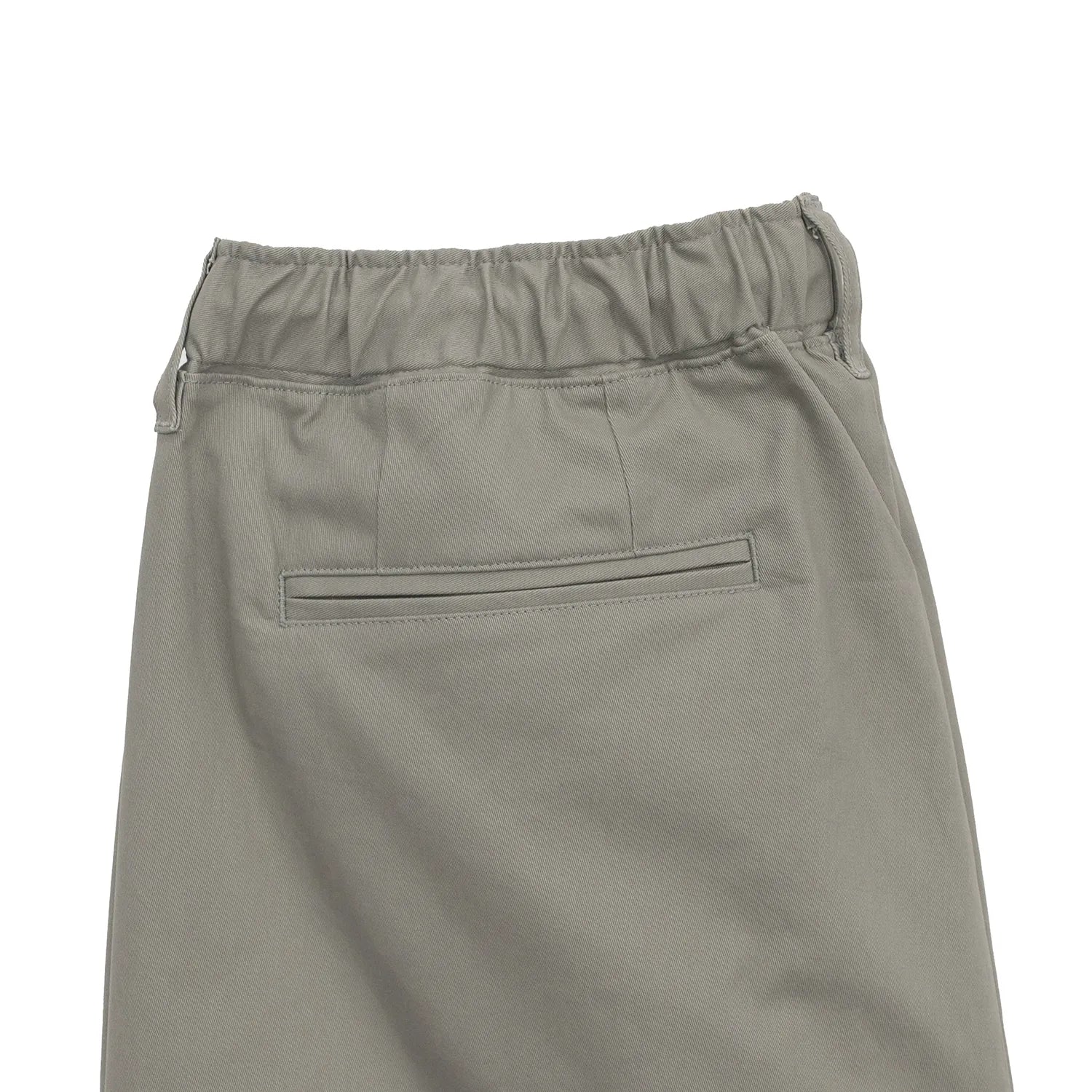 CLUMSY PICTURES(クラムジー)の大定番チノをイージーパンツ仕様に作り変えた「2 PLEATS RELAXED EASY PANTS」のSLATE GREYカラーのバックポケットの写真