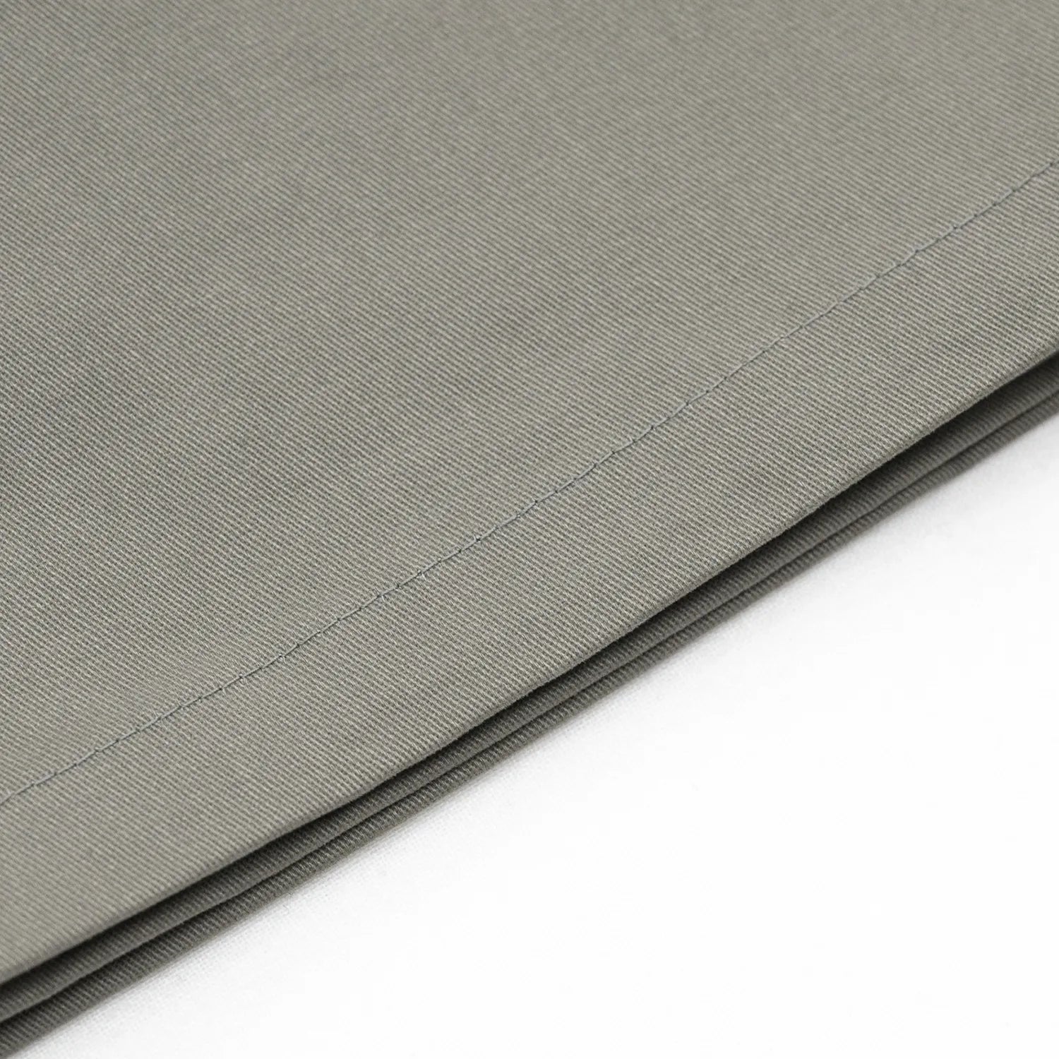 CLUMSY PICTURES(クラムジー)の大定番チノをイージーパンツ仕様に作り変えた「2 PLEATS RELAXED EASY PANTS」のSLATE GREYカラーのパンツ裾の写真
