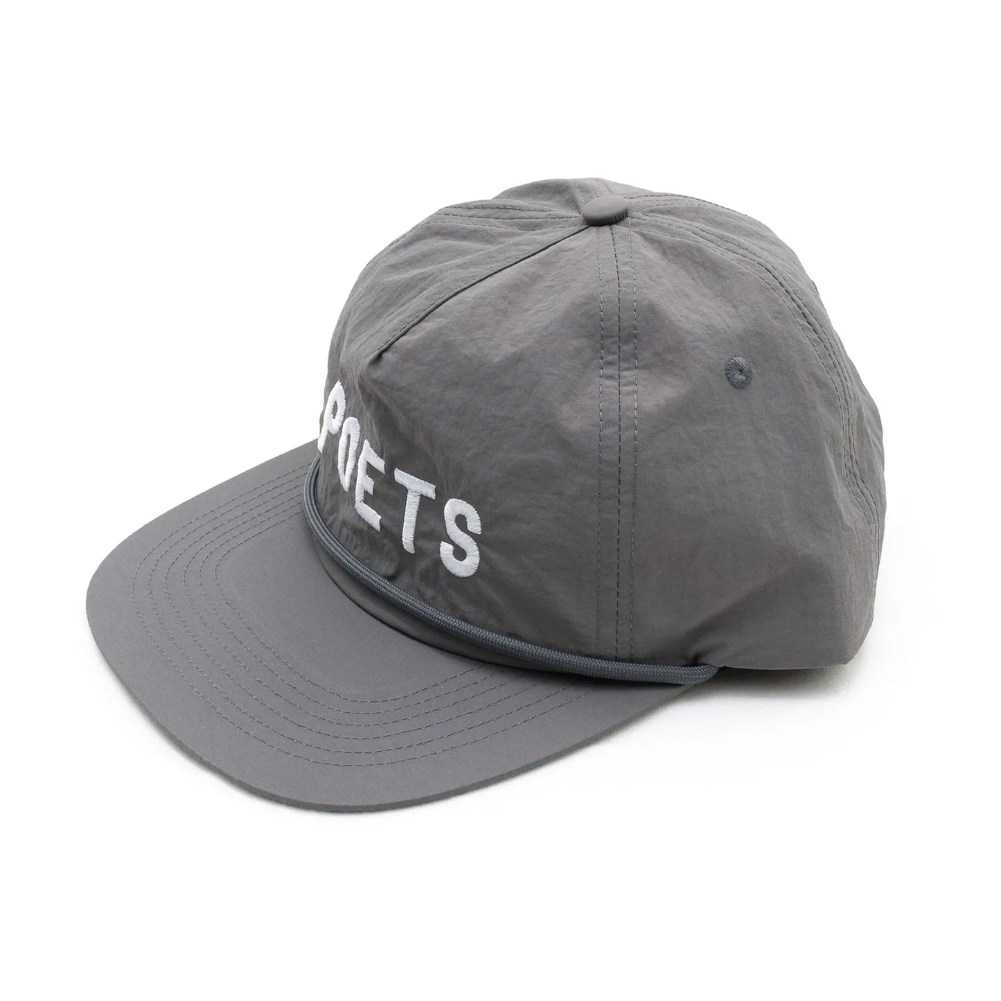 フロントに刺繍ロゴが入ったPOETS(ポエッツ)のナイロンキャップ「CAPPY CAP」のGREYカラーの左斜め手前からの商品写真